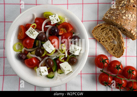 Die traditionellen griechischen Salat in Weiß Platte auf weiße Tischdecken Stockfoto