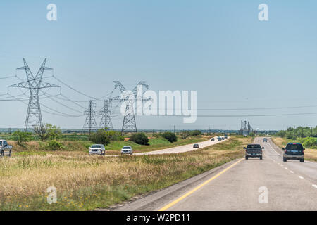 Hermleigh, USA - Juni 7, 2019: Autobahn Straße 84 in der Nähe von Snyder, Texas Landschaft mit Autos im Verkehr und Stromleitungen Kabel Stockfoto