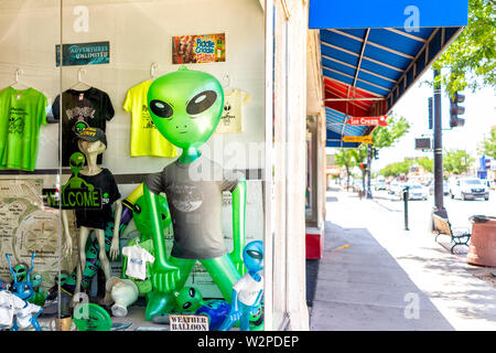 Roswell, USA - Juni 8, 2019: Main Street Straße in New York berühmte Stadt Stadt für Außerirdische Sichtungen und Shop mit ufo Souvenirs Stockfoto