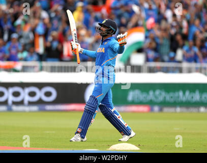 Indiens Ravindra Jadeja feiert sein halbes Jahrhundert während der ICC World Cup, Halbfinale im Old Trafford, Manchester. Stockfoto
