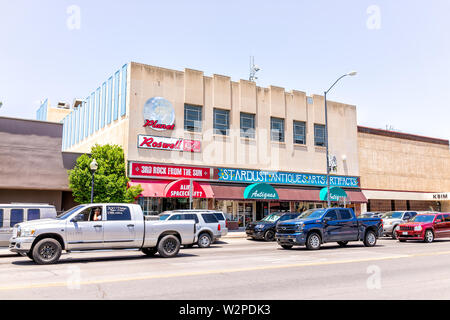 Roswell, USA - Juni 8, 2019: Main Street Straße mit Autos in New Mexico Stadt außerirdische Sichtungen und Shop mit ufo Souvenirs Stockfoto