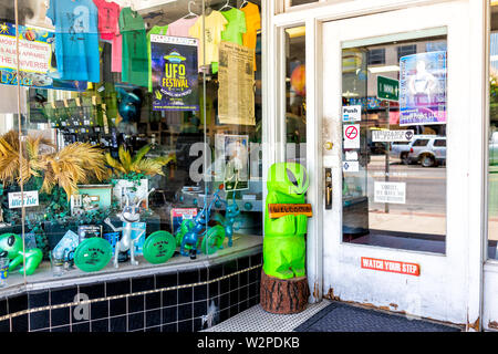 Roswell, USA - Juni 8, 2019: Main Street Road in New Mexico Stadt außerirdische Sichtungen und Shop mit ufo Souvenirs Stockfoto