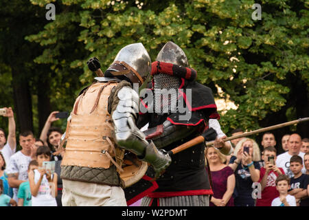 Nis, Serbien - Juni 15. 2019 Zwei Ritter in Rüstung und Helm Kampf auf dem Schlachtfeld. Wiederaufbau der Ritter Schlachten auf dem Festival Stockfoto