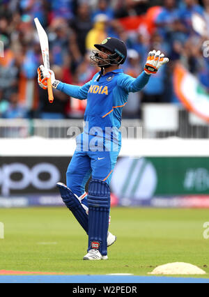 Indiens Ravindra Jadeja feiert sein halbes Jahrhundert während der ICC World Cup, Halbfinale im Old Trafford, Manchester. Stockfoto