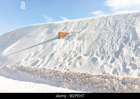 White Sands Dunes National Monument Road und Yucca Picknickplatz im Sand in New Mexico begraben Stockfoto