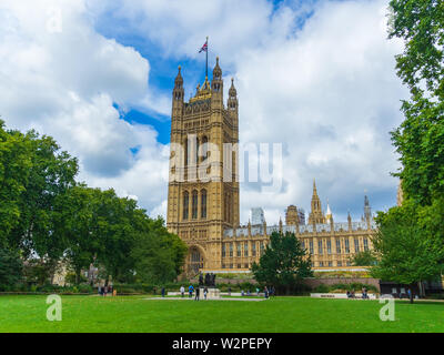 Palast von Westminster (Parlament) mit Victoria Tower von Victoria Tower Gardens, London, England, UK gesehen. Stockfoto
