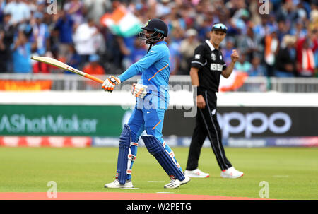 Indiens Ravindra Jadeja feiert sein halbes Jahrhundert während der ICC World Cup, Halbfinale im Old Trafford, Manchester. Stockfoto