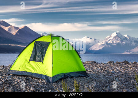 Grüne Zelt mit Blick auf den Glacier Lake Pukaki mit türkisblauem Wasser und Berge Landschaft. Winter Berglandschaft mit Schnee und Gletscher See. Pu Stockfoto