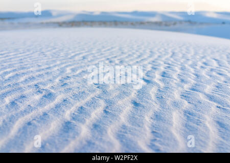 White Sands Dunes National Monument Nahaufnahme von Sand Textur in New Mexico mit Horizont bei Sonnenuntergang Stockfoto
