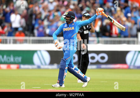 Indiens Ravindra Jadeja feiert sein halbes Jahrhundert während der ICC World Cup, Halbfinale im Old Trafford, Manchester. Stockfoto