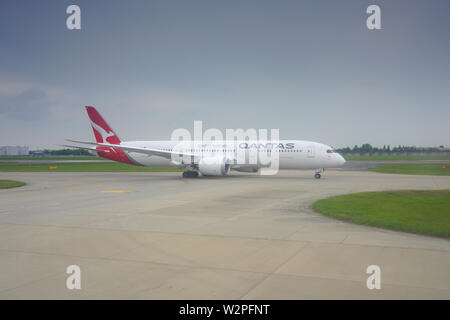 HEATHROW, ENGLAND-19 MAI 2019 - Ansicht einer Boeing 787 Dreamliner Flugzeug von Australien Fluggesellschaft Qantas (QF) am Flughafen London Heathrow (LHR) in der Nähe von Lond Stockfoto