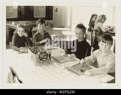 1950s glücklich Grundschule Kinder Malerei, im Klassenzimmer, datiert Juni 1959, Mowmacre Primary School, Leicester, Leicestershire, U.K Stockfoto