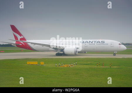 HEATHROW, ENGLAND-19 MAI 2019 - Ansicht einer Boeing 787 Dreamliner Flugzeug von Australien Fluggesellschaft Qantas (QF) am Flughafen London Heathrow (LHR) in der Nähe von Lond Stockfoto