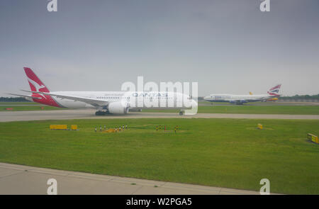 HEATHROW, ENGLAND-19 MAI 2019 - Ansicht einer Boeing 787 Dreamliner Flugzeug von Australien Fluggesellschaft Qantas (QF) am Flughafen London Heathrow (LHR) in der Nähe von Lond Stockfoto