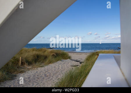 Strand an der Ostsee. Sandstrand Weg durch die Dünen zum Meer. Blauer Himmel und Meer im Hintergrund. Menschen am Strand Stockfoto
