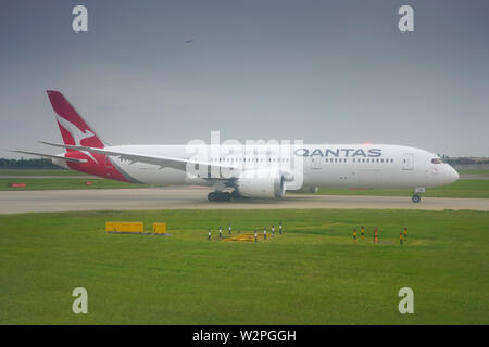 HEATHROW, ENGLAND-19 MAI 2019 - Ansicht einer Boeing 787 Dreamliner Flugzeug von Australien Fluggesellschaft Qantas (QF) am Flughafen London Heathrow (LHR) in der Nähe von Lond Stockfoto