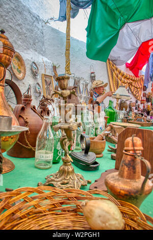 Mertola, Portugal - 18. Mai 2019: Verkäufer von Antiquitäten an das Islamische Festival in den Strassen von Mértola, Portugal Stockfoto