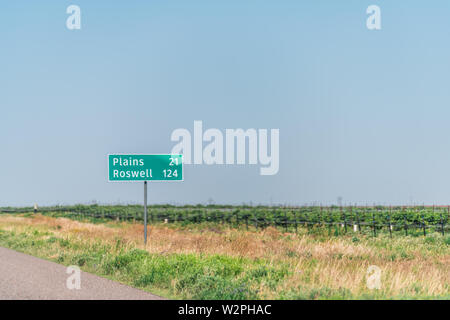 Brownfield, USA Texas Landschaft Industriestadt Zeichen für das Flachland und Roswell New Mexico Meilen auf der Straße Richtung Blick von 380 Highway Stockfoto