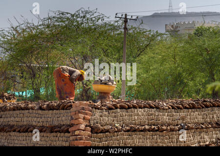 Ajmer, Indien - Februar 07, 2019: Indische Menschen machen manuelle Ziegel Stockfoto