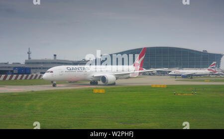 HEATHROW, ENGLAND-19 MAI 2019 - Ansicht einer Boeing 787 Dreamliner Flugzeug von Australien Fluggesellschaft Qantas (QF) am Flughafen London Heathrow (LHR) in der Nähe von Lond Stockfoto