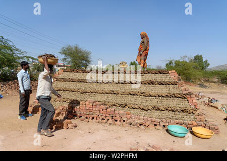 Ajmer, Indien - Februar 07, 2019: Indische Menschen machen manuelle Ziegel Stockfoto