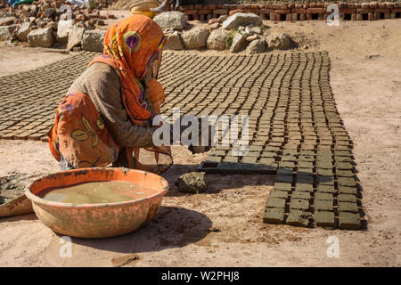 Ajmer, Indien - Februar 07, 2019: Indische Frau macht manuelle Ziegel Stockfoto