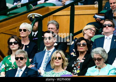London, UK, 10. Juli 2019: ehemalige Sängerin Shirley Bassey besuchen Sie die Royal Box am Tag 9 in Wimbledon Tennis Championships 2019 auf der All England Lawn Tennis und Croquet Club in London. Credit: Frank Molter/Alamy leben Nachrichten Stockfoto