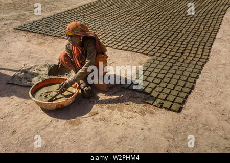 Ajmer, Indien - Februar 07, 2019: Indische Frau macht manuelle Ziegel Stockfoto