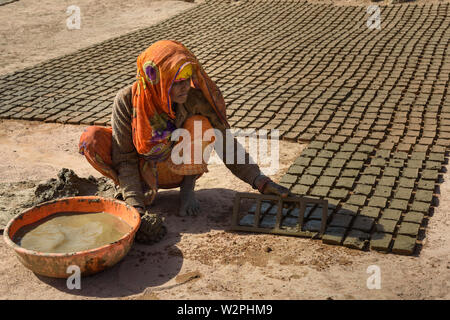 Ajmer, Indien - Februar 07, 2019: Indische Frau macht manuelle Ziegel Stockfoto