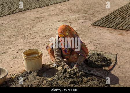 Ajmer, Indien - Februar 07, 2019: Indische Frau macht manuelle Ziegel Stockfoto