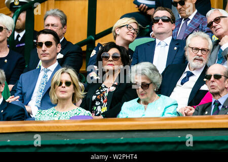 London, UK, 10. Juli 2019: ehemalige Sängerin Shirley Bassey besuchen Sie die Royal Box am Tag 9 in Wimbledon Tennis Championships 2019 auf der All England Lawn Tennis und Croquet Club in London. Credit: Frank Molter/Alamy leben Nachrichten Stockfoto