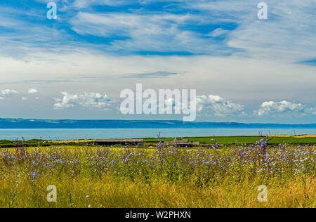 Ein Blick über den Kanal von Bristol aus Southerndown zum Devon und Somerset Küsten an einem sonnigen Sommertag mit interessanten Wolkenformationen. Stockfoto