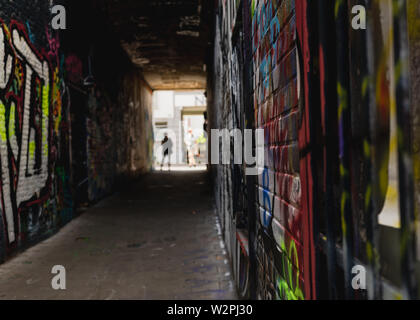 Die Menschen am Ende der Graffiti Street-Legal Street Art, UNESCO Weltkulturerbe Stockfoto