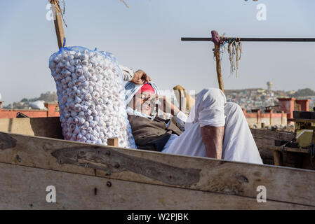 Ajmer, Indien - Februar 07, 2019: Indische Mann schläft im Warenkorb in Ajmer. Rajasthan Stockfoto