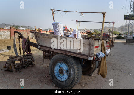 Ajmer, Indien - Februar 07, 2019: Indische Mann schläft im Warenkorb in Ajmer. Rajasthan Stockfoto