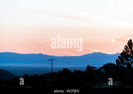 New Mexico La Luz Sonnenuntergang Blick auf die Stadt der Orgel Berge und Weißen Sand Dunes National Monument, das an der Dämmerung Stockfoto