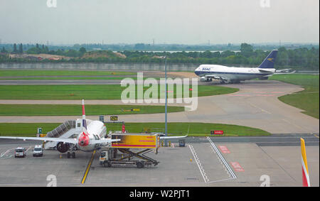 HEATHROW, ENGLAND-19 MAI 2019 - Ansicht einer Boeing 747-400 Flugzeug von British Airways (BA) gemalt in einer retro Livery boac Farben in London Heathrow ein Stockfoto