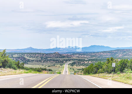 Weiß Seen oder Stanley, New York Blick auf die Landschaft von Canyon Felder in der Wüste mit Straße Autobahn 285 und keiner Aussicht auf Sangre de Cristo Mountains Stockfoto