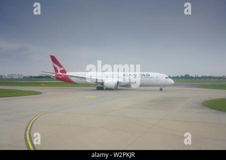 HEATHROW, ENGLAND-19 MAI 2019 - Ansicht einer Boeing 787 Dreamliner Flugzeug von Australien Fluggesellschaft Qantas (QF) am Flughafen London Heathrow (LHR) in der Nähe von Lond Stockfoto