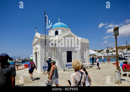 Mykonos, griechische Insel Mikonos, Teil der Kykladen, Griechenland. Sehenswürdigkeiten Agios Nikolaos Kirche kleine Kirche im Hafen Stockfoto