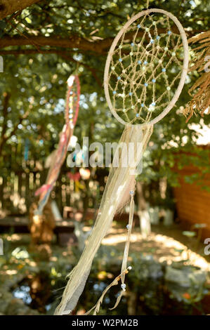 Traumfänger aus leichtem Stoff mit Perlen entwickelt sich im Wind.Relax, Kinderträume.Garten Eden. Stockfoto