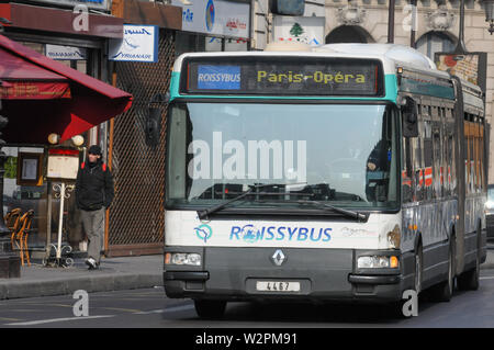 Der Roissy-Bus fährt, Paris, Ile-de-France, Frankreich Stockfoto