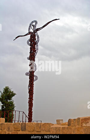 Die serpentine Kreuz Skulptur die eherne Schlange erstellt von italienischen Künstlers Giovanni Fantoni oben auf dem Berg Nebo. Stockfoto