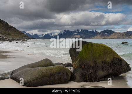 Vikten Strand, Lofoten, Norwegen, mit Vordergrund Felsbrocken an einem stürmischen Tag Stockfoto