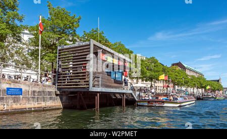 Kanal Boote bei Canal Tours Kopenhagen quay Ved Stranden Slotholmens Kanal Hafen von Kopenhagen Kopenhagen Dänemark Europa Stockfoto