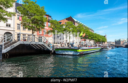 Kanal Boote bei Canal Tours Kopenhagen quay Ved Stranden Slotholmens Kanal Hafen von Kopenhagen Kopenhagen Dänemark Europa Stockfoto