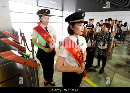 (190710) - Tianjin, Juli 10, 2019 (Xinhua) - Passagiere warten Bullet Train G305 bei Tianjin West Railway Station in North China Tianjin, 10. Juli 2019. Die mehr als 1.100 Passagiere, Bullet Train G305 Tianjin bei 10: 58 Uhr und wird in Hong Kong West Kowloon Station rund 10 Stunden später ankommen, nach Tianjin der Eisenbahnverwaltungen. Die 2.450 km lange Strecke wird durch mehrere Stationen einschließlich Xiongan Baiyangdian Station im neuen Bereich laufen. Ein zweiter Sitz für die 10-stündige Fahrt kostet 1,092.5 Yuan (etwa 159 US-Dollar). (Xinhua / Xing Guangli) Stockfoto