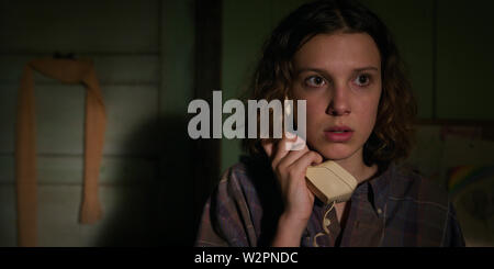 Millie Bobby Brown, der tranger Dinge 3' (2019) Foto: Netflix / Die Hollywood Archiv Stockfoto