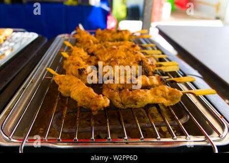 Frisch gegrillte Chicken Satay klebt auf der Straße verkauft Fair Stockfoto