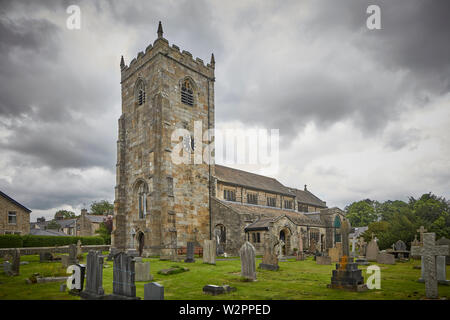 Waddington kleinen malerischen Dorf in der Nähe von Clitheroe im Ribble Valley, Lancashire, St Helen's Kirche und Friedhof Sandstein Grad II * aufgeführten Stockfoto